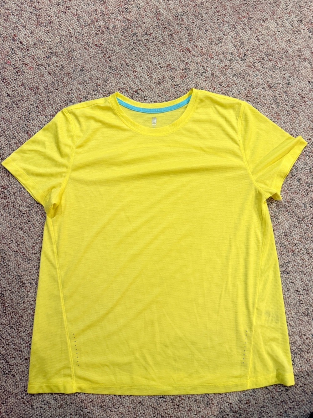 Uniqlo Short Sleeve Performance Tee in Bright Yellow